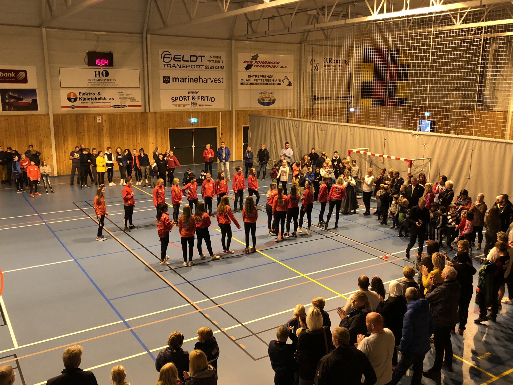 Idrettslaget 75 år_herøymarsj i hallen