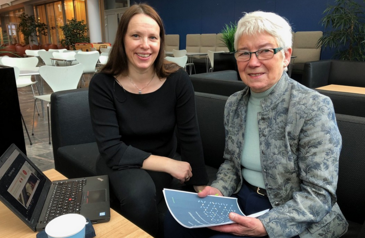 Forsker Inger Marie Holm og pensjonist Bitten Barman-Jenssen er enige om at eldre kan få stort utbytte av å bli kjent med teknologi, men at de må hjelpes på veien. (Foto: Mali A. Arnstad)