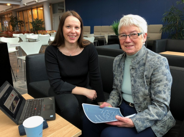 Forsker Inger Marie Holm og pensjonist Bitten Barman-Jenssen er enige om at eldre kan få stort utbytte av å bli kjent med teknologi, men at de må hjelpes på veien. (Foto: Mali A. Arnstad)