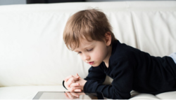 Kommunene kan gjøre flere grep for å sikre en god innføring av velferdsteknologi blant barn og unge med funksjonsnedsettelser. (Illustrasjonsfoto: Shutterstock / NTB Scanpix)