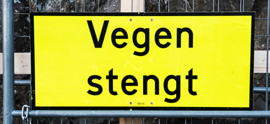 Skilt stengt veg