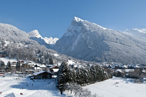 Christian Martelet Le village de samoens avec en arrière plan le Criou