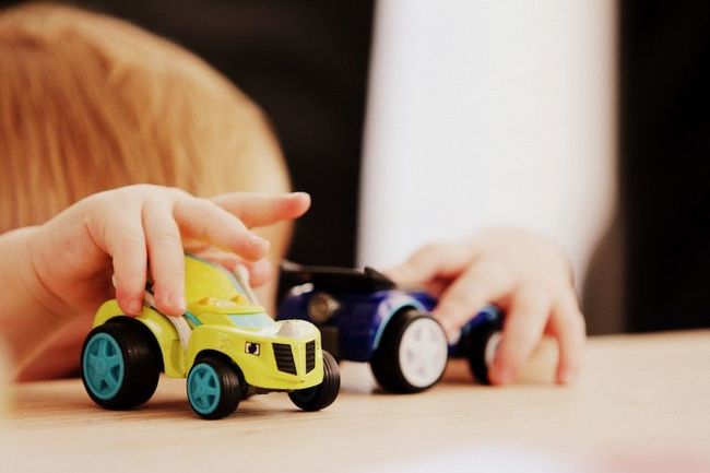 Illustrasjonsfoto: Colourbox barn leker med biler