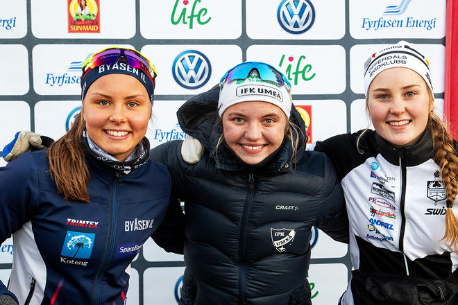 TOPP TRE i damjuniorklassen i sprint, fr v: Hanna Wilberg Rofstad (2:a), Linn Svahn (1:a) och Tilde Bångman (3:a). Foto: JOCKE LAGERCRANTZ