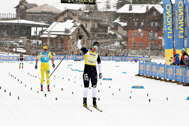 BRITTA JOHANSSON NORGREN vinner Visma Ski Classics-prologen i Livigno före Astrid Öyre Slind i lätt snöväder. Foto: NEWSPOWER.IT