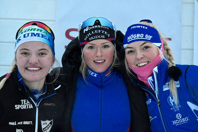 FRIDA KARLSSON (mitten) vann D19-20 i Scandic Cup före Linn Svahn (tv) och Louise Lindström (th). Foto/rights: ROLF ZETTERBERG/KEK-stock