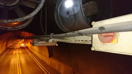 Foto: Erik Rønning Vifter, kabler, belysning og annet utstyr i taket på E16 Røstetunnelen (bildet) og rv. 4 Gruatunnelen er gammelt og må skiftes ut.