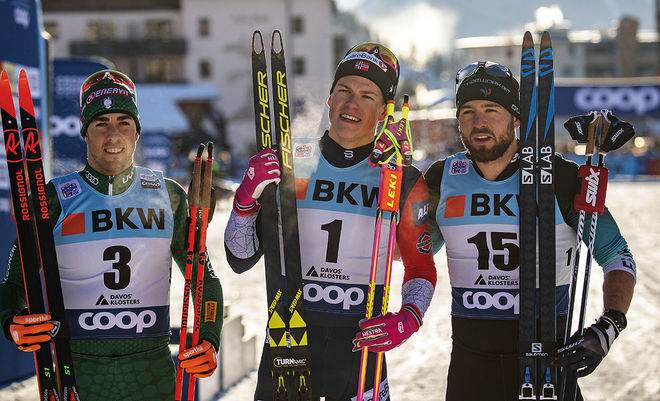 JOHANNES HÖSFLOT KLÄBO (mitten) var suverän i sprinten i Davos. Federico Pellegrino, Italien (tv) tvåa och Baptiste Gros, Frankrike (th) trea. Foto: NORDIC FOCUS