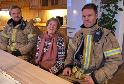 Henning Borgli (til venstre) og Lars Lien fra Lunner-Gran brann og redning var på jobb da Rachel Dalevoll opplevde å glemme kjelen på komfyren. Foto: Kine Vik-Erstad ©Gran kommune To fra brannvesenet hos Rachel (94), som opplevde tørrkok i oktober.