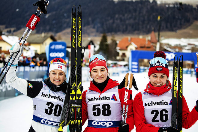RYSK SEGER i Tour de Ski: Natalia Nepryaeva (mitten) vann sin första världscupseger före Ingvild Flugstad Østberg (tv) och Anastasia Sedova. Foto: NORDIC FOCUS