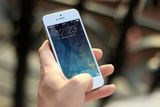 bildet viser en person som holder en smarttelefon