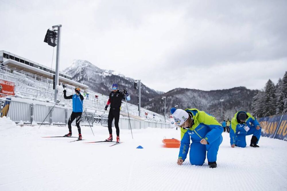 15.01.2019, Ruhpolding, Germany (GER):Event Feature: undefined skiers compete on the track while volunteers prepare the track for the world cup -  IBU world cup biathlon, training, Ruhpolding (GER). www.nordicfocus.com. © Manzoni/NordicFocus. Every down