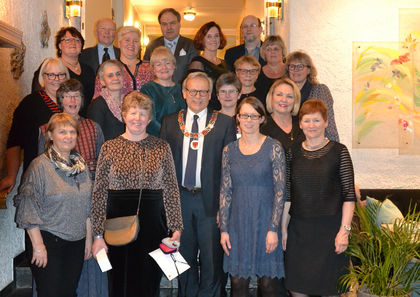 1. rad, fra venstre: Grete Seigerud, Anne Randi Nilsen, Astrid Avtjern og personalsjef Anita Øverland. 2. rad, fra venstre: Anne Lise Myhre, Willy Westhagen og Marie Kristiansen. 3. rad, fra venstre: Grethe Hellerud, Kari Espen Ensrud, Marianne R. Strande, Vera Schjølberg, Ingrid Stenberg og Anne Solstad. 4. rad, fra venstre: Trude Johansen, Mette Gunn Syvertsen, Jorunn Søyland og Anne Berit Monsen. 5. rad, fra venstre: Brede Grinder, Oscar Mendoza og Knut Næss. Foto: Gran kommune ©Gran kommune Bilde fra utdeling av gullklokker i Gran kommune 8. januar 2019.