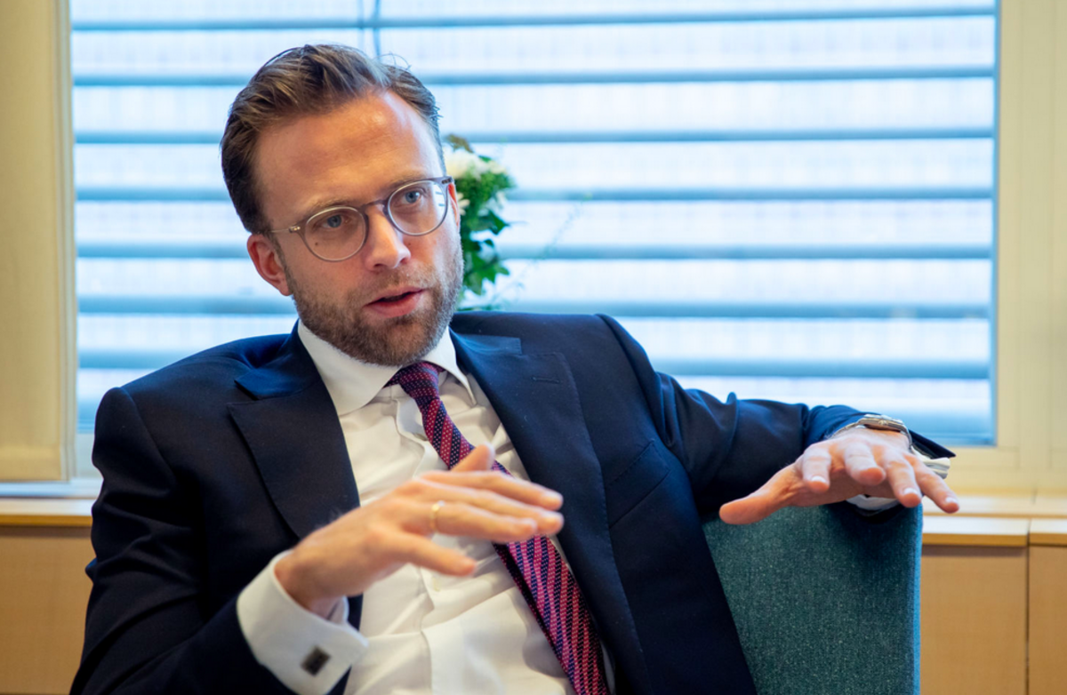 Norges første digitaliseringsminister Nikolai Astrup på sitt kontor Foto: Mattis Folkestad/NRK