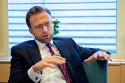 Norges første digitaliseringsminister Nikolai Astrup på sitt kontor Foto: Mattis Folkestad/NRK
