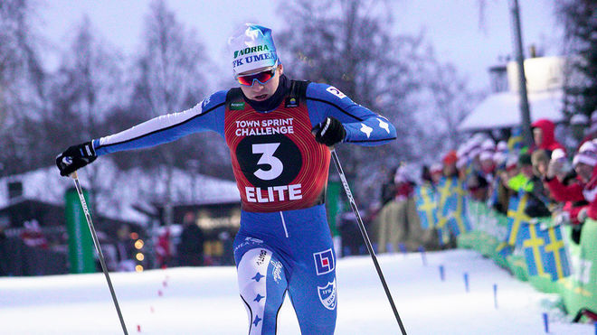 MARCUS GRATE på väg mot seger i supersprinten i Åre centrum under tisdagseftermiddagen. En kul tävling mitt i alpina VM. Foto: ARRANGÖREN