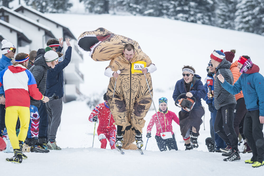 De multiples équipes se sont élancées à 12 heures sur le parcours de la Ski 24 au Mosses. Le but est de faire le maximum de tour de piste possible en 24 heures. 31 mars 2018. (©Gabriel Monnet)