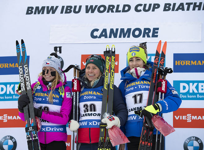 TIRIL ECKHOFF, Norge (mitten) vann sin första distanstävling i världscupen. Tvåa var tjeckiskan Marketa Davidova (tv) och trea italienskan Lisa Vittozzi (th). Foto: NORDIC FOCUS
