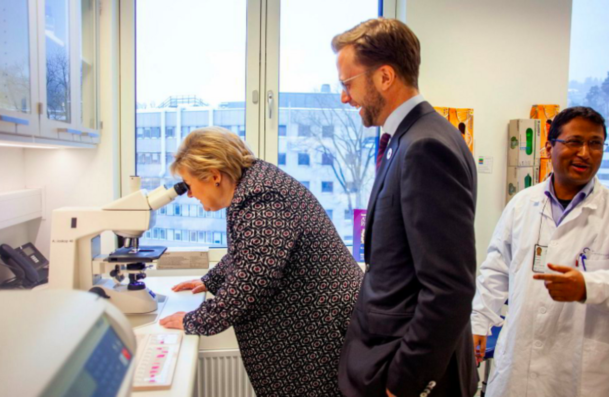 Statsminister Erna Solberg og digitaliseringsminister Nikolai Astrup har startet arbeidet med en lenge etterspurt nasjonal strategi for kunstig intelligens. Mandag besøkte de forskningsprosjektet DoMore! ved Institutt for kreftgenetikk og informatikk på