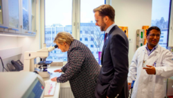 Statsminister Erna Solberg og digitaliseringsminister Nikolai Astrup har startet arbeidet med en lenge etterspurt nasjonal strategi for kunstig intelligens. Mandag besøkte de forskningsprosjektet DoMore! ved Institutt for kreftgenetikk og informatikk på