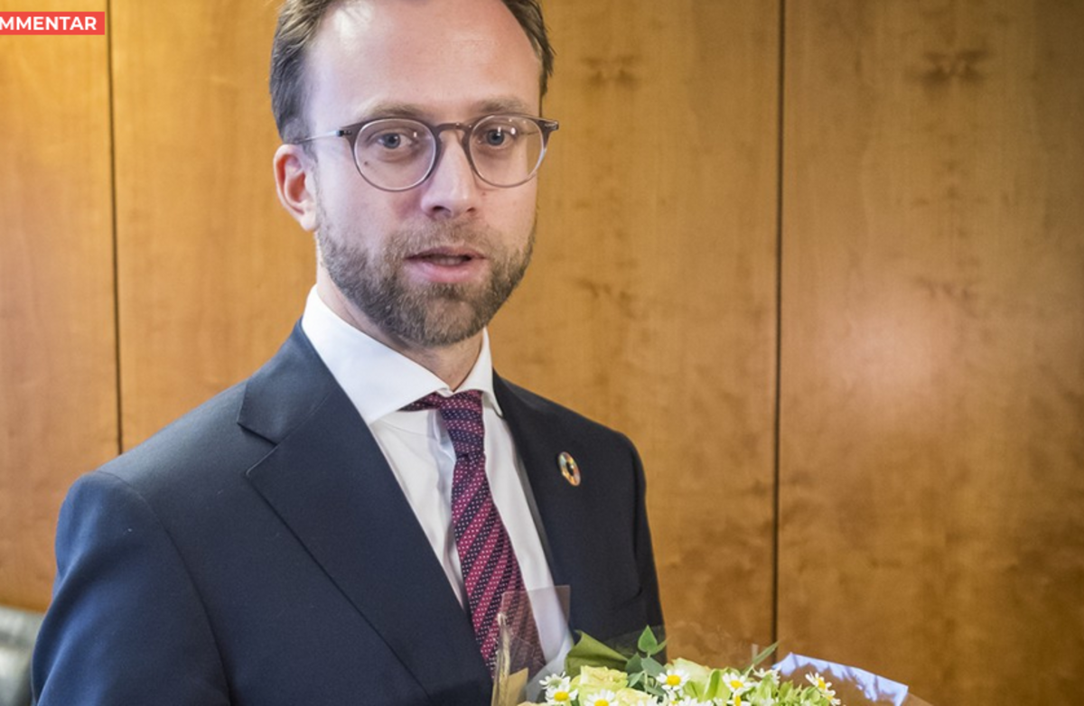Regjeringens nye digitaliseringsminister Nikolai Astrup (H) på sitt nye kontor etter nøkkeloverrekkelsen i Kommunal- og moderniseringsdepartementet tirsdag. Foto: Heiko Junge / NTB scanpix