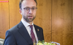 Regjeringens nye digitaliseringsminister Nikolai Astrup (H) på sitt nye kontor etter nøkkeloverrekkelsen i Kommunal- og moderniseringsdepartementet tirsdag. Foto: Heiko Junge / NTB scanpix