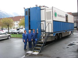 Mammografibussen kommer til Gran for fjerde gang. Den vil stå utenfor rådhuset på Jaren fra og med 25. februar til og med 11. april. Foto: Kreftregisteret Bilde av radiografer utenfor mammografibussen.