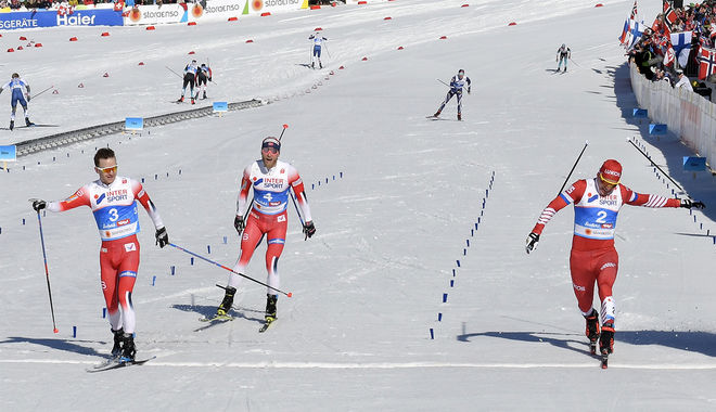 SJUR RØTHE (tv) vinner VM-guldet på skiathlon preics före Alexander Bolshunov med Martin Johnsrud Sundby på tredje. Foto/rights: ROLF ZETTERBERG/kekstock.com