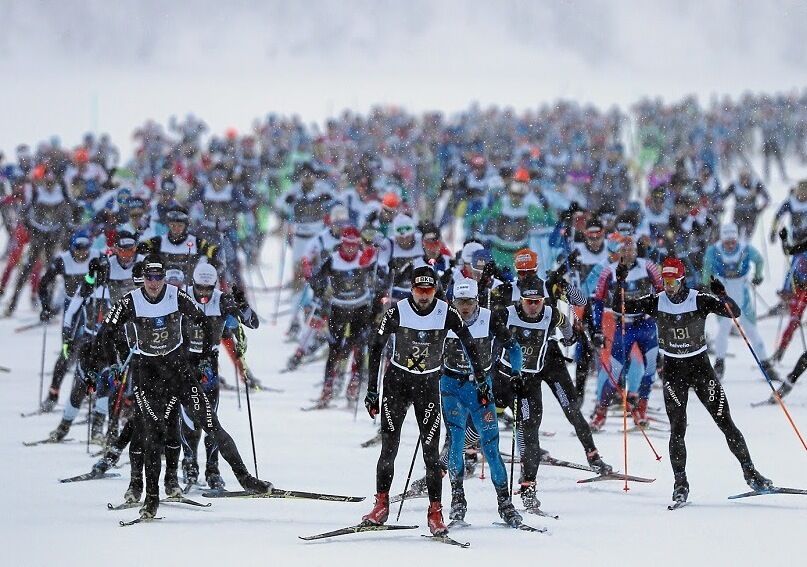 MALOJA, 11MAR18 - Die Spitzen-Athleten jagen kurz nach dem Start in hohem Tempo ueber die weisse Flaeche des gefrorenen Silsersees. Impression vom 50. Engadin Skimarathon mit ueber 14