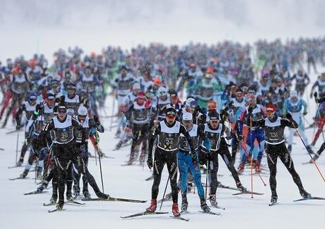 Andy Mettler MALOJA, 11MAR18 - Die Spitzen-Athleten jagen kurz nach dem Start in hohem Tempo ueber die weisse Flaeche des gefrorenen Silsersees. Impression vom 50. Engadin Skimarathon mit ueber 14