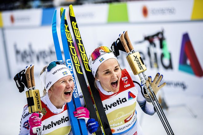 MAJA DAHLQVIST och Stina Nilsson efter VM-guldet i teamsprint i Seefeld. Foto/rights: NORDIC FOCUS