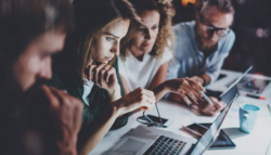 - Det digitale skiftet kommer til å få så vidtrekkende konsekvenser at det fortjener å ta en større plass i det offentlige ordskiftet, skriver kronikkforfatteren.(Illustrasjonsfoto: Shutterstock / NTB Scanpix)