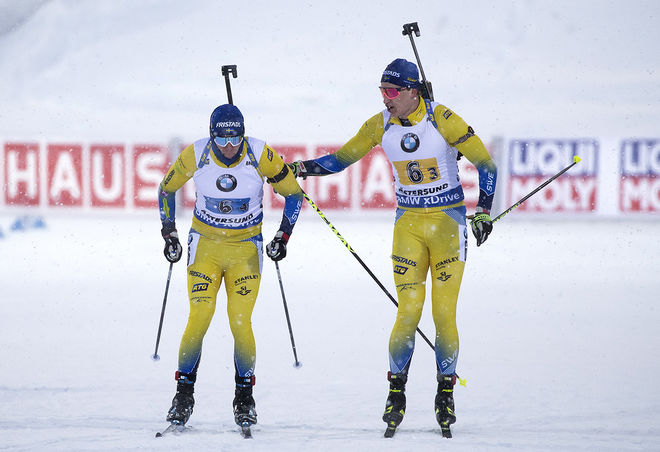 HÄR ÄR Sverige fortfarande medaljchans när Martin Ponsiluoma (th) skickar ut Sebastian Samuelsson på den sista sträckan. Foto/rights: NORDIC FOCUS