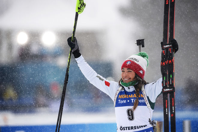 DOROTHEA WIERER jublar över sitt första VM-guld sedan hon tagit hem masstarten i Östersund. Foto/rights: NORDIC FOCUS