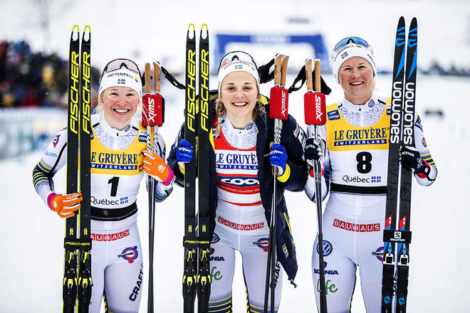 TRIPPEL SVERIGE i världscupen i Quebec. Stina Nilsson (mitten) vann både tävlingen och sprintvärldscupen. Maja Dahlqvist (th) var 0,01 sekunder efter och Jonna Sundling (tv) var trea. Foto/rights: NORDIC FOCUS