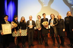 Utdeling av klarspråkprisene 2018. Alle prisvinnerne samlet sammen med statsråd Monica Mæland. Foto: Torbjørn Vinje.
