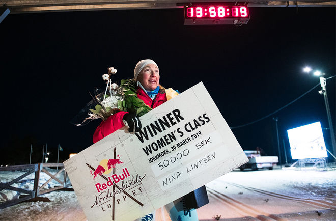 NINA LINZÉN födde barn för 5 månader sedan. I helgen var hon överlägset bästa dam i världens längsta längdtävling, RedBull Nordenskiöldsloppet i Jokkmokk. Foto: ARRANGÖREN