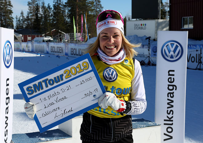 LISA VINSA har anledning att skratta. Hon vann SM-touren och belönades med 23.000 kronor efter SM-tremilen i Gällivare. Foto/rights: KJELL-ERIK KRISTIANSEN/kekstock.com
