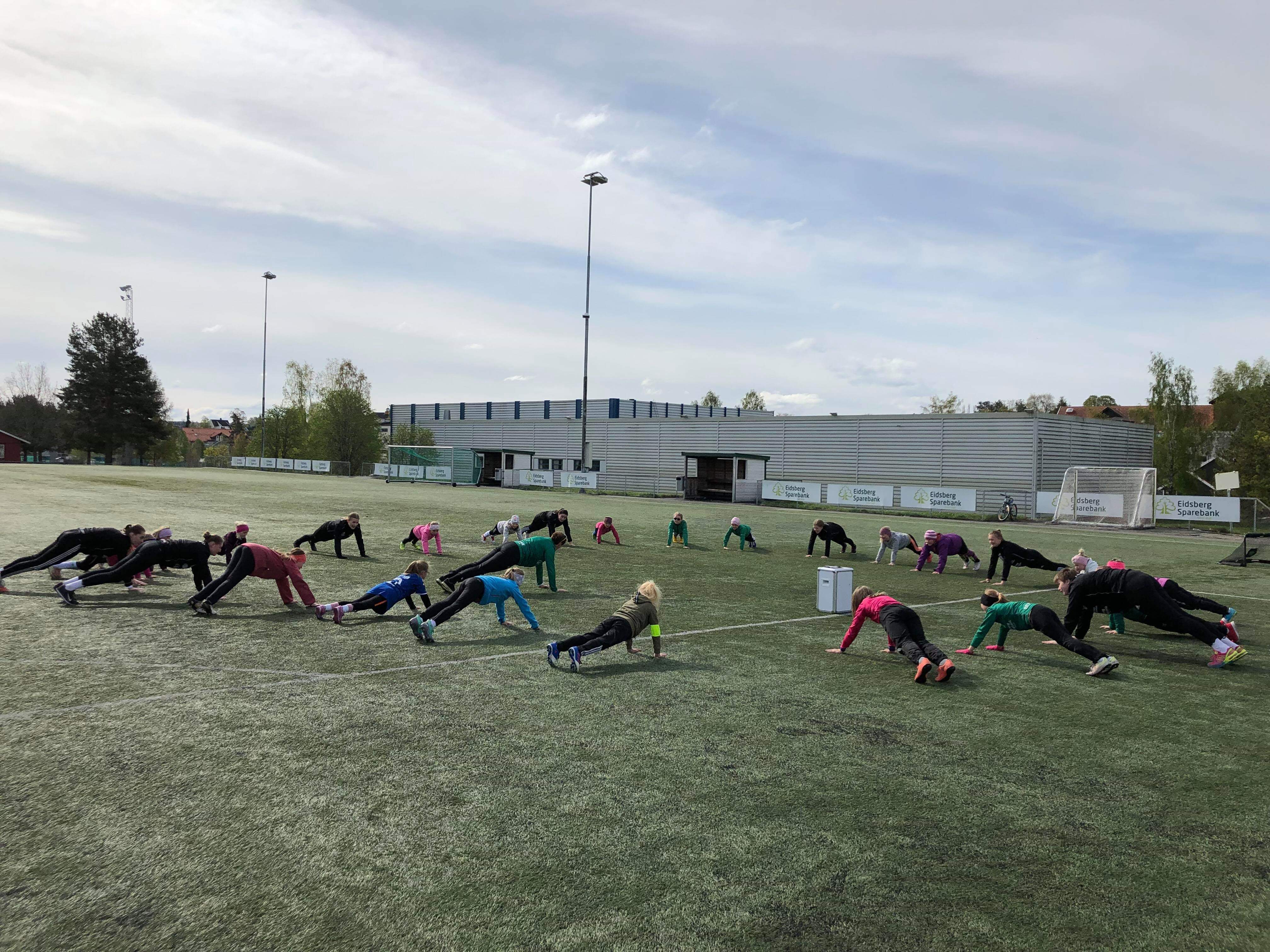 Jentefotball_2019.jpeg