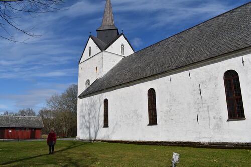 Pilgrimstur fra Dønnes til Tjøtta_Kim Astrup ved Herøy kirke