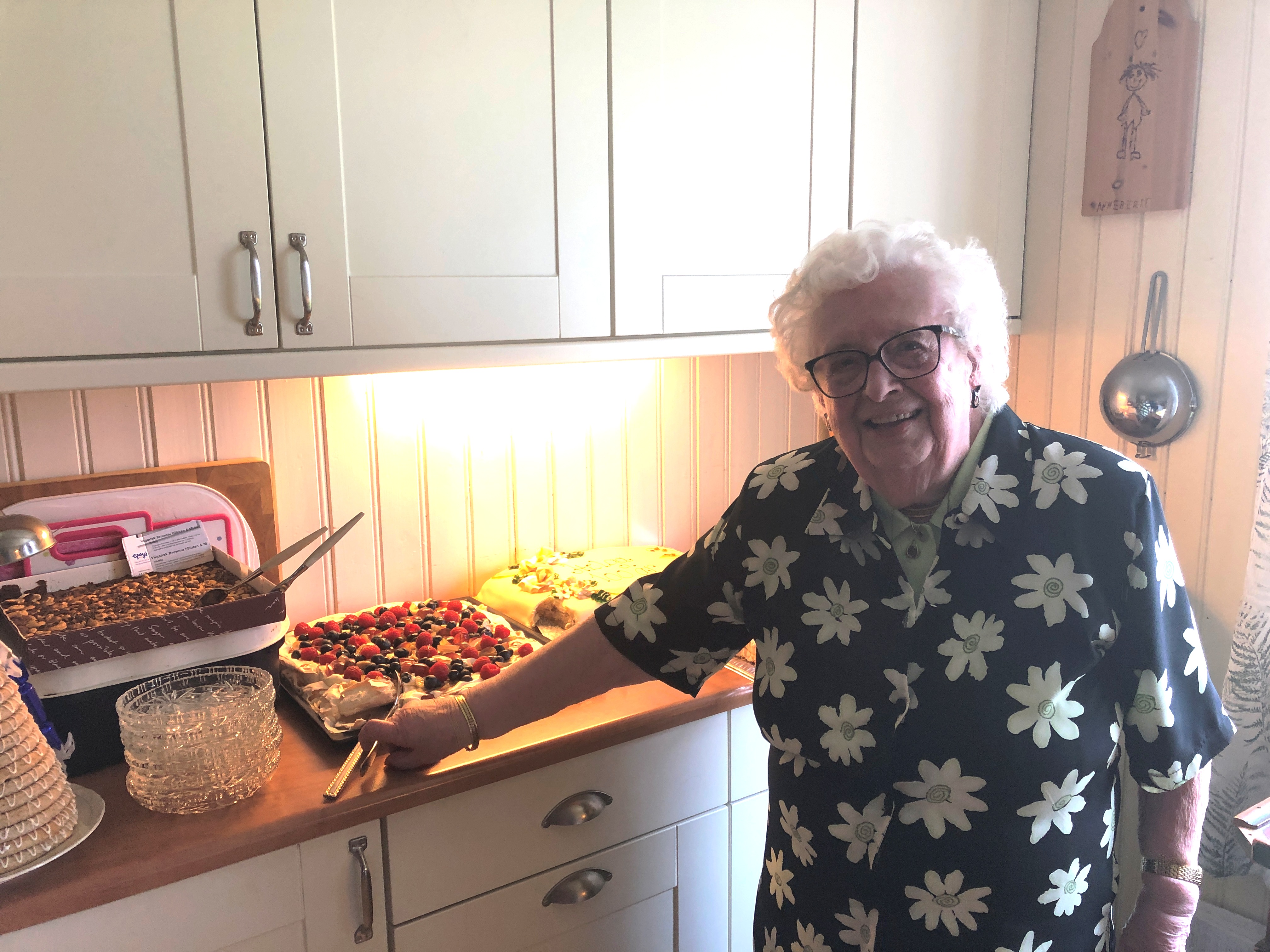 Helga fyller 100 år_ved kakebordet