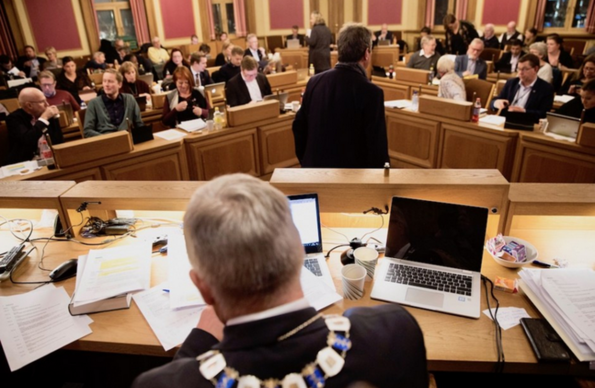 Administrasjonen lærer av erfaring, mens politikere fortsatt er avhengige av saksfremstilling. Skal kommunens styringsnivåer gå den digitale trappen sammen, må derfor styringsformen utfordres, skriver Cecilie Bjelland. Illustrasjonsfoto: Didrik Linnerud Administrasjonen lærer av erfaring, mens politikere fortsatt er avhengige av saksfremstilling. Skal kommunens styringsnivåer gå den digitale trappen sammen, må derfor styringsformen utfordres, skriver Cecilie Bjelland. Illustrasjonsfoto: Didrik Linner