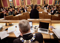 Administrasjonen lærer av erfaring, mens politikere fortsatt er avhengige av saksfremstilling. Skal kommunens styringsnivåer gå den digitale trappen sammen, må derfor styringsformen utfordres, skriver Cecilie Bjelland. Illustrasjonsfoto: Didrik Linner
