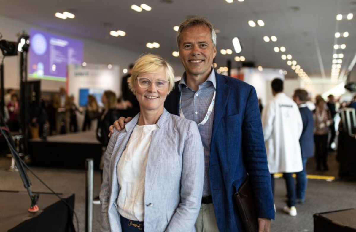 Glade vinnere av Digitaliseringsprisen 2019: Karin Bøhlerengen og Ola Furu, NAV. Foto: Steffen Walstad