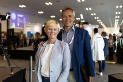 Glade vinnere av Digitaliseringsprisen 2019: Karin Bøhlerengen og Ola Furu, NAV. Foto: Steffen Walstad