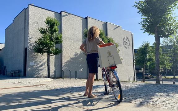 Foto med valgurnen på sykkel