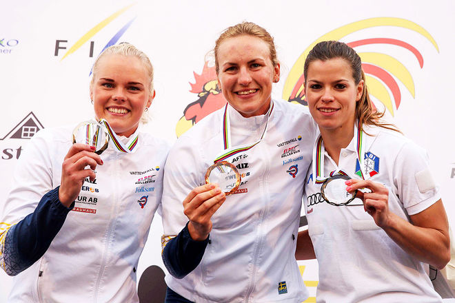 DUBBELT SVERIGE i damernas supersprint på VM i Madona. Linn Sömskar (mitten) vann före Jackline Lockner (tv) och Anna Bolzan från Italien. Foto: FIS
