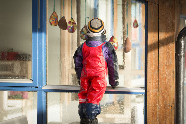 Illustrasjonsfoto: Colorbox barn ser inn vinduet