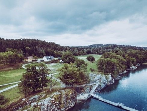 Breivoll Gård ligger vakkert til innerst i Bunnefjorden. Her er det et flott turområde med kystlinje og store gressletter. DNT Oslo og Omegn drifter stedet, som er åpent for alle. Oversiktsfoto over Breivoll