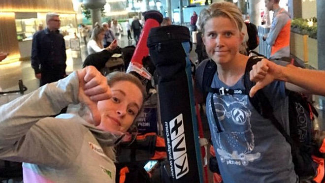 ANNA SVENDSEN (tv) och Kari Øyre Slind är inte speciellt nöjda med en hel dags väntande på Gardermoens flygplats. Foto: LANDSLAGETS INSTAGRAM